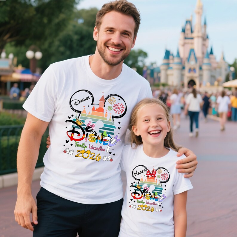 Pu&ograve; includere: Magliette bianche con un design Disney colorato. Le magliette presentano una testa di Topolino con i nomi "Daniel" e "Karen" all'interno, insieme alla parola "Disney" e "Family Vacation 2020". Il design include un castello, fuochi d'artificio e vari personaggi Disney.