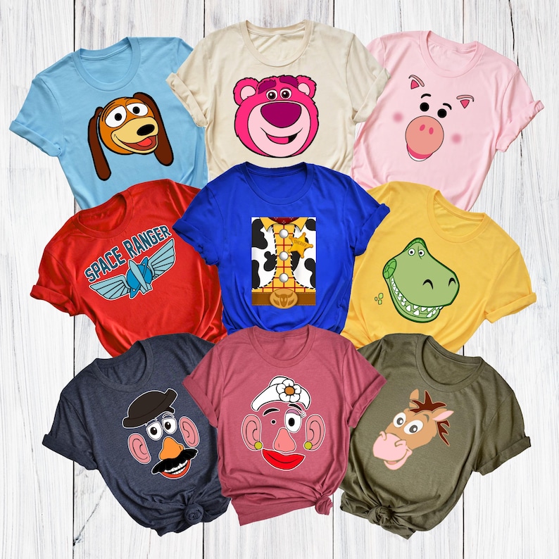 Peut inclure: Collection de neuf t-shirts color&eacute;s avec des motifs de personnages de dessins anim&eacute;s. Les chemises sont de diff&eacute;rentes couleurs, dont le bleu, le rouge, le jaune et le rose. Chaque chemise pr&eacute;sente un graphisme de personnage diff&eacute;rent, comme un chien, un ours, un cochon et un dinosaure.