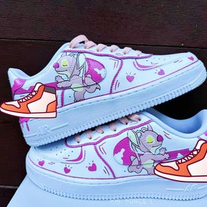 Zapatillas Air Force 1 Stitch pintadas a mano: Zapatillas personalizadas de anime, blancas, diseño de regalo personalizado, moda nupcial, zapatillas urbanas, estilo anime.