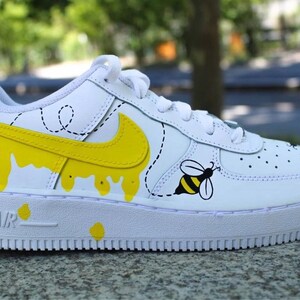 custom hand painted air force1.af1 honey bee cartoons street style anime wedding shoes trendy trainers high fashion sneakers
