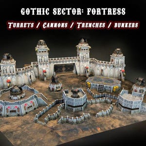 Op de afbeelding: Een miniatuur Gothic Sector: Fortress model met torentjes, kanonnen, loopgraven en bunkers. Het model heeft een grijs-wit kleurenschema met rode accenten. Het omvat een grote poort, meerdere torens en diverse verdedigingswerken.
