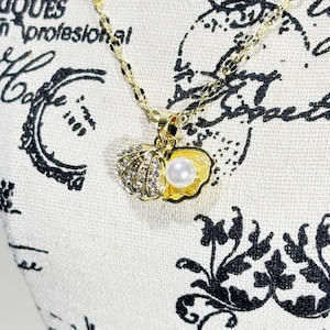 Gold Clam Shell Necklace – Dainty Pearl Oyster Pendant – Mermaidcore Beach Jewelry – Ocean-Inspired Necklace – Summer Sea Shell Charm