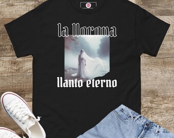 Könnte beinhalten: Schwarzes T-Shirt mit einem weißen Grafikdruck einer Frau in einem weißen Kleid mit dem Text "la llorona llanto eterno".