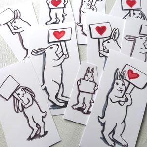 Stickers lapin protestant - Lapins tenant des pancartes - Choisissez des coeurs ou des coeurs vierges et écrivez dans votre propre enseigne, oeuvres d'art mignonnes pour lettres, cartes postales