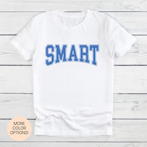 Camiseta ¡Inteligente! Disponible en varios colores y tallas. Un regalo ingenioso para cerebritos, pensadores y mentes brillantes que muestran su inteligencia con orgullo.