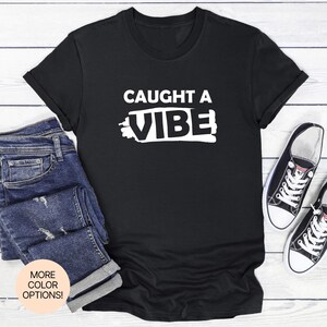 Caught A Vibe Unisex Women's Men's Tee w wielu kolorach i rozmiarach. Dla każdego, kto płynie na fali i utrzymuje odpowiedni nastrój.