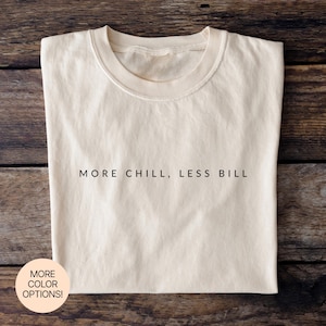 Meer chill, minder rekeningen! T-shirt in meerdere kleuren en maten. Een relaxed en grappig T-shirt voor een stressvrij leven.
