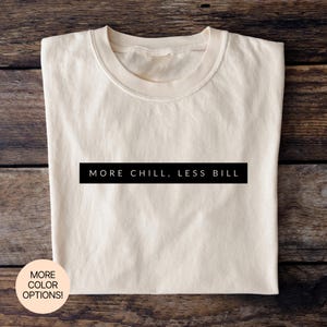 Meer chill, minder rekeningen! T-shirt in meerdere kleuren en maten. Een relaxed en grappig T-shirt voor een stressvrij leven.