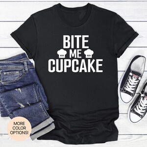 Camiseta unissex feminina e masculina Bite Me, Cupcake em diversas cores e tamanhos. Uma atitude doce, atrevida e pronta para servir com uma pitada de açúcar.