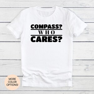 ¡Brújula a quién le importa! Camiseta unisex para mujer y hombre en varios colores y tallas. Para quienes viajan libremente: los mapas son opcionales, las vibraciones no.