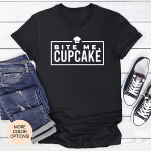 Camiseta unissex feminina e masculina Bite Me, Cupcake em diversas cores e tamanhos. Uma atitude doce, atrevida e pronta para servir com uma pitada de açúcar.