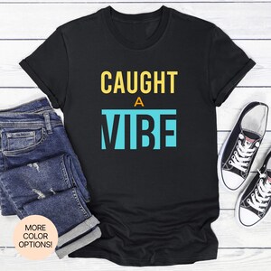 Caught A Vibe Unisex Women's Men's Tee w wielu kolorach i rozmiarach. Dla każdego, kto płynie na fali i utrzymuje odpowiedni nastrój.