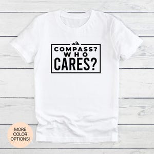 ¡Brújula a quién le importa! Camiseta unisex para mujer y hombre en varios colores y tallas. Para quienes viajan libremente: los mapas son opcionales, las vibraciones no.
