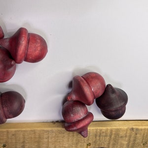 Acorns Wood Metallic Shimmer Natural Red Crimson Brown Shimmer Acorn Hand Stained Solid Wood decor set of 3 imagem 5