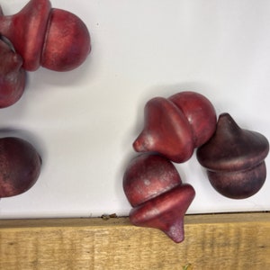 Acorns Wood Metallic Shimmer Natural Red Crimson Brown Shimmer Acorn Hand Stained Solid Wood decor set of 3 imagem 3