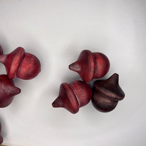 Acorns Wood Metallic Shimmer Natural Red Crimson Brown Shimmer Acorn Hand Stained Solid Wood decor set of 3 imagem 4