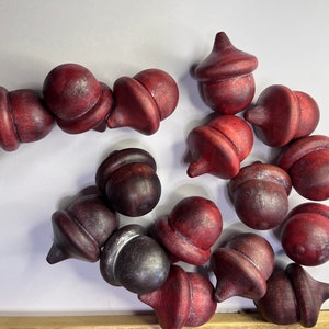 Acorns Wood Metallic Shimmer Natural Red Crimson Brown Shimmer Acorn Hand Stained Solid Wood decor set of 3 imagem 2