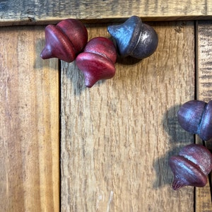 Acorns Wood Metallic Shimmer Natural Red Crimson Brown Shimmer Acorn Hand Stained Solid Wood decor set of 3 imagem 7