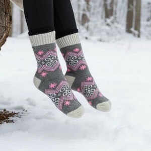 Nordic Moose Angora Wool Socks – Scandinavian Animal Pattern Knit Socks (Rosa)