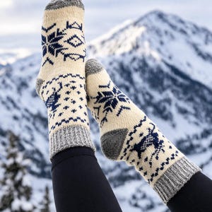 Nordiska renangorasockor i ull – Stickade sockor med skandinaviskt snöflingmönster (Blanca)