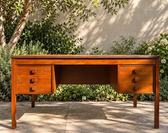 Scrivania direzionale in teak in stile Mid-Century Modern danese, realizzata da Domino Møbler intorno agli anni '60.
