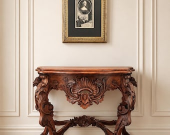 Mesa de console antiga em nogueira entalhada, estilo rococó revival.