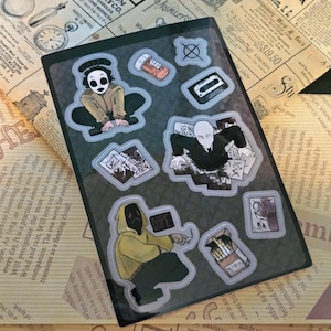 Op de afbeelding: Een set stickers met personages uit het horrorspel "Slender Man". De stickers zijn gedrukt op transparant vinyl en bevatten een verscheidenheid aan personages, waaronder Slender Man, de Operator en de Proxy. De stickers zijn perfect om een griezelige touch toe te voegen aan je laptop, waterfles of telefoon.