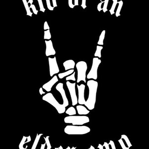 Może przedstawiać: Czarno-biały projekt graficzny z szkieletową dłonią wykonującą gest rock and roll. Tekst "kid of an elder emo" jest napisany czcionką gotycką.