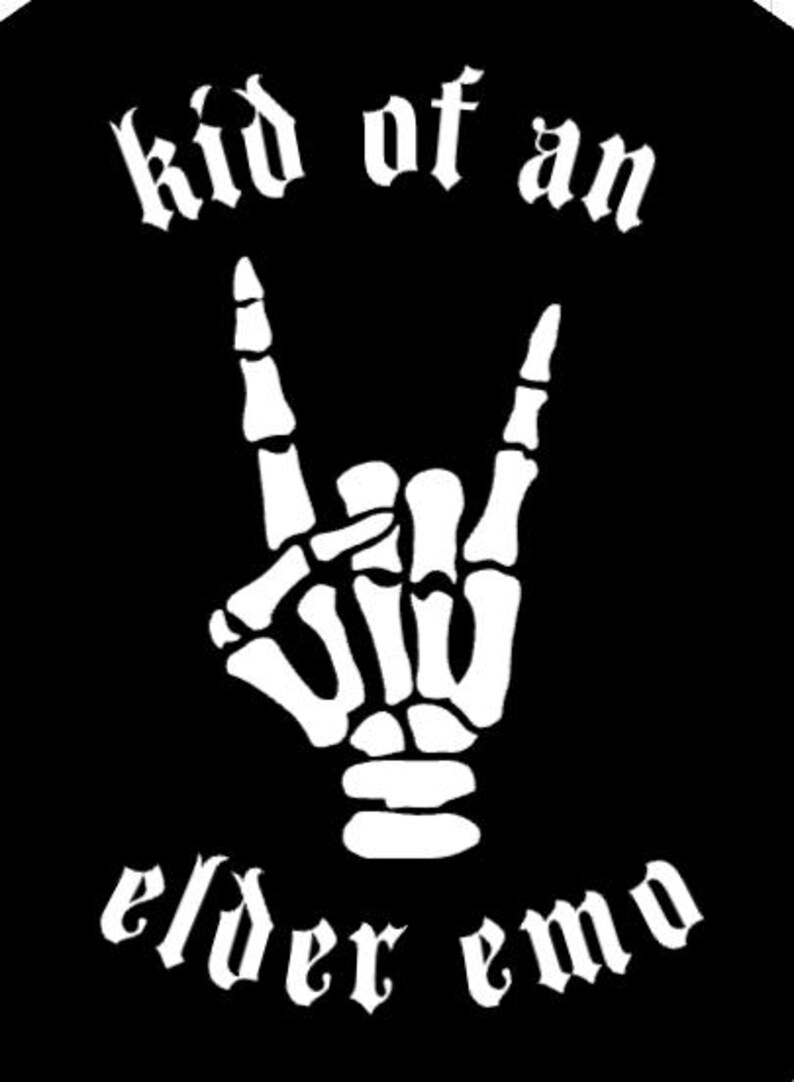 Może przedstawiać: Czarno-biały projekt graficzny z szkieletową dłonią wykonującą gest rock and roll. Tekst "kid of an elder emo" jest napisany czcionką gotycką.