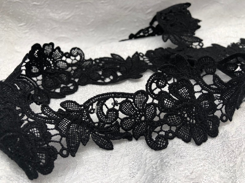 Floral Design Guipiur Lace Trim 1 Yard