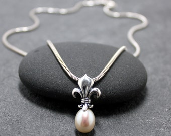 FLEUR DE LIS Pearl Necklace, Lily