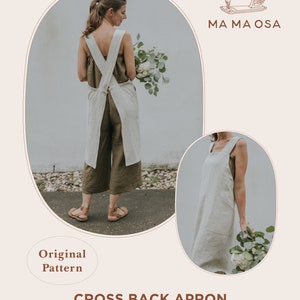 Pode incluir: Um avental branco de linho com costas cruzadas e um bolso grande na frente. O avental está sendo modelado por uma pessoa que segura um buquê de flores. O texto "Original Pattern" e "CROSS BACK APRON" é visível na imagem. O texto "Designed by Alisha Cooke of Ma Ma Osa" também é visível na imagem.