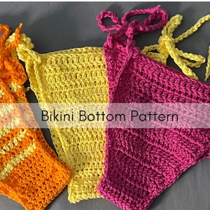 Puede incluir: Tres braguitas de bikini de ganchillo hechas a mano en naranja, amarillo y rosa. El bikini naranja y amarillo tiene rayas horizontales. Los bikinis amarillo y rosa son de colores lisos. El texto "Bikini Bottom Pattern" está superpuesto en la imagen.