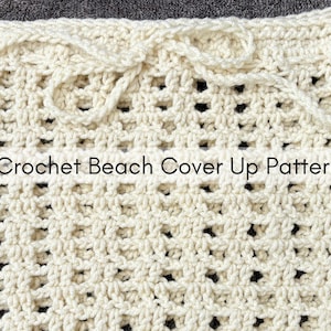 Può includere: Copricostume da spiaggia all'uncinetto color crema con vita con coulisse. Il copricostume ha una trama aperta e ariosa e il testo "Crochet Beach Cover Up Pattern" è visualizzato sulla parte anteriore.