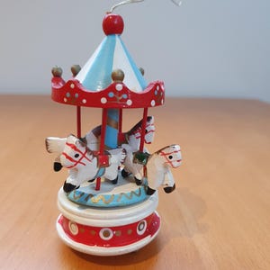 Mini ornamento vintage a forma di giostra o carosello a quattro cavalli dipinto a mano