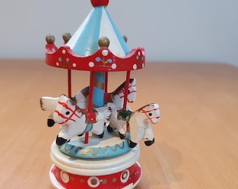 Adorno de carrusel antiguo pintado a mano: miniatura de cuatro caballos