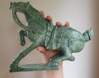 中国彫刻の緑色の石の馬の彫刻像 - Etsy 日本