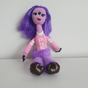 Pelúcia da Naomi Jackson da Nu Kappa (PNK) de Monstros S.A.