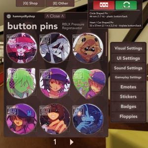 Puede incluir: Una colección de pines de botón con varios diseños de personajes de estilo anime. Los pines son redondos y en forma de corazón, con ilustraciones coloridas. El texto "button pins" y "hammysillyshop" es visible.