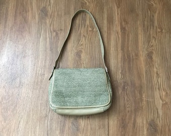 Vintage Messenger Bag Gewebte Strohhandtasche Olivgrüne Leder Umhängetasche 90er 00er Schnallenriemen Textur Minimalistisch Solide