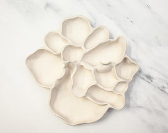 Bandeja grande de cerámica blanca orgánica para joyería con compartimentos, expositor irregular para baratijas y tesoros.