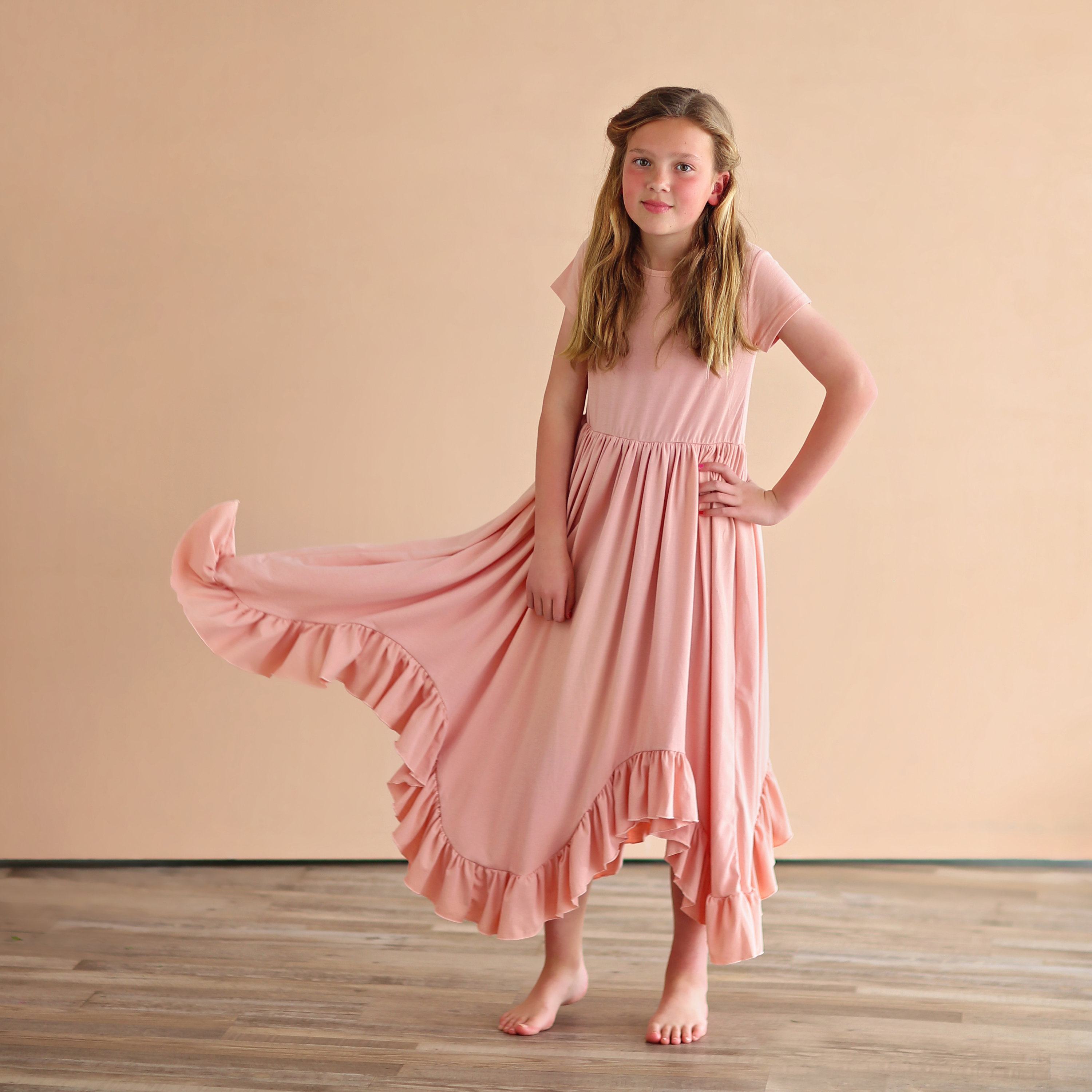 Abito Boho Blush - Abito lungo con volant - Abito con volant con orlo alto e basso - Abito rosso con gonna ampia - Abito arricciato rosa cipria