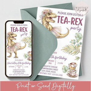 Puede incluir: Una invitaci&oacute;n caprichosa para una fiesta "Tea-Rex", con un dinosaurio con tut&uacute; y corona de flores. La invitaci&oacute;n incluye detalles del evento y el texto "Print or Send Digitally". El dise&ntilde;o est&aacute; sobre un sobre verde azulado.