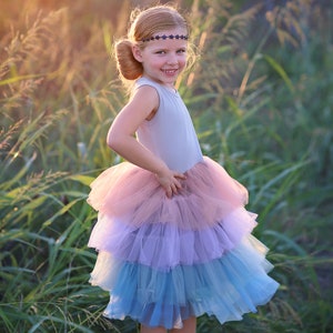 Blaues Blumenmädchenkleid aus Tüll Prinzessin Geburtstagsoutfits, flauschiges Partykleid für besondere Anlässe, Geschenk für Mädchen, Twirl-Worthy Blumenmädchen Bild 2