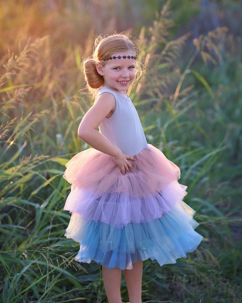 Blaues Blumenmädchenkleid aus Tüll Prinzessin Geburtstagsoutfits, flauschiges Partykleid für besondere Anlässe, Geschenk für Mädchen, Twirl-Worthy Blumenmädchen Bild 2