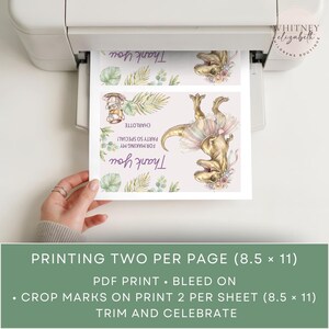Puede incluir: Una impresora imprime dos tarjetas de invitaci&oacute;n por p&aacute;gina. Cada tarjeta presenta una ilustraci&oacute;n de acuarela de un dinosaurio con tut&uacute;, detalles florales y el texto "Thank You". Las tarjetas est&aacute;n dise&ntilde;adas para una fiesta.