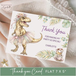 Puede incluir: Una tarjeta de agradecimiento plana de 17,78 x 12,7 cm con un dise&ntilde;o caprichoso. Presenta un dinosaurio con tut&uacute; y corona floral. La tarjeta incluye el texto "Thank You" y "For making my party so special!" con un nombre.