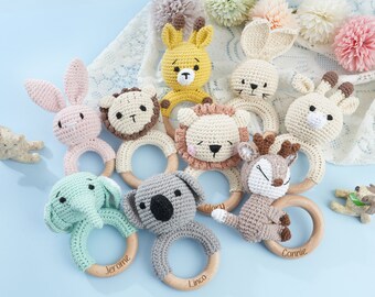 Hochet bébé personnalisé Anima, cadeaux baby shower, hochet bébé en bois personnalisé, jouet hochet au crochet, cadeaux nouveau-né, hochet bébé animal au crochet