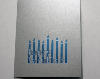 Glückliche Chanukka Buchdruck-Karte , blau auf Silber , handgefertigt , kostenloser Versand