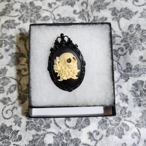 Skull Brooch, Skull and Roses Pin, Gothic Pin, Lapel Pin, Hat Pin, Ghost Jewelry, Victorian Mourning Brooch, Spooky Jewelry, Halloween